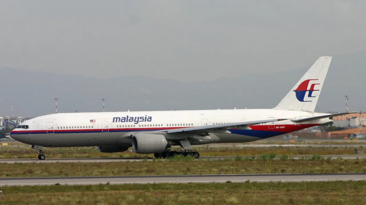    Разбившийся самолёт за три года и семь месяцев до катастрофы.