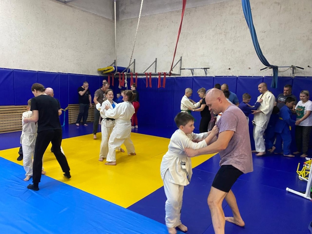 С имитации бросков началась в Твери открытая тренировка по дзюдо с детьми и родителями