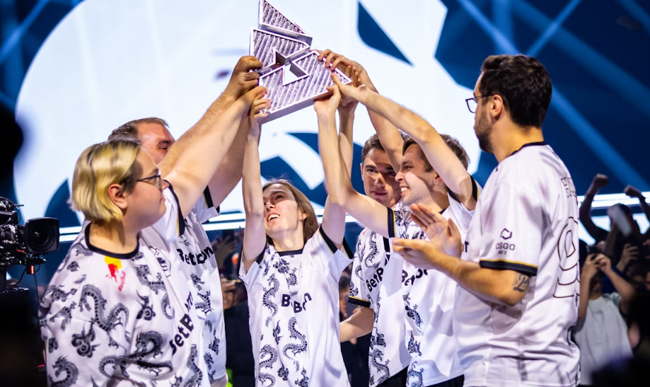    Игроки Team Spirit поднимают трофей BLAST Premier Spring Final 2024