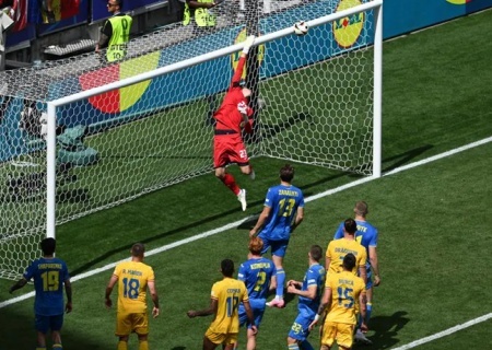    Сборная Румынии деклассировала Украину на Чемпионате Европы. Румынские болельщики вывесили флаг ДНР