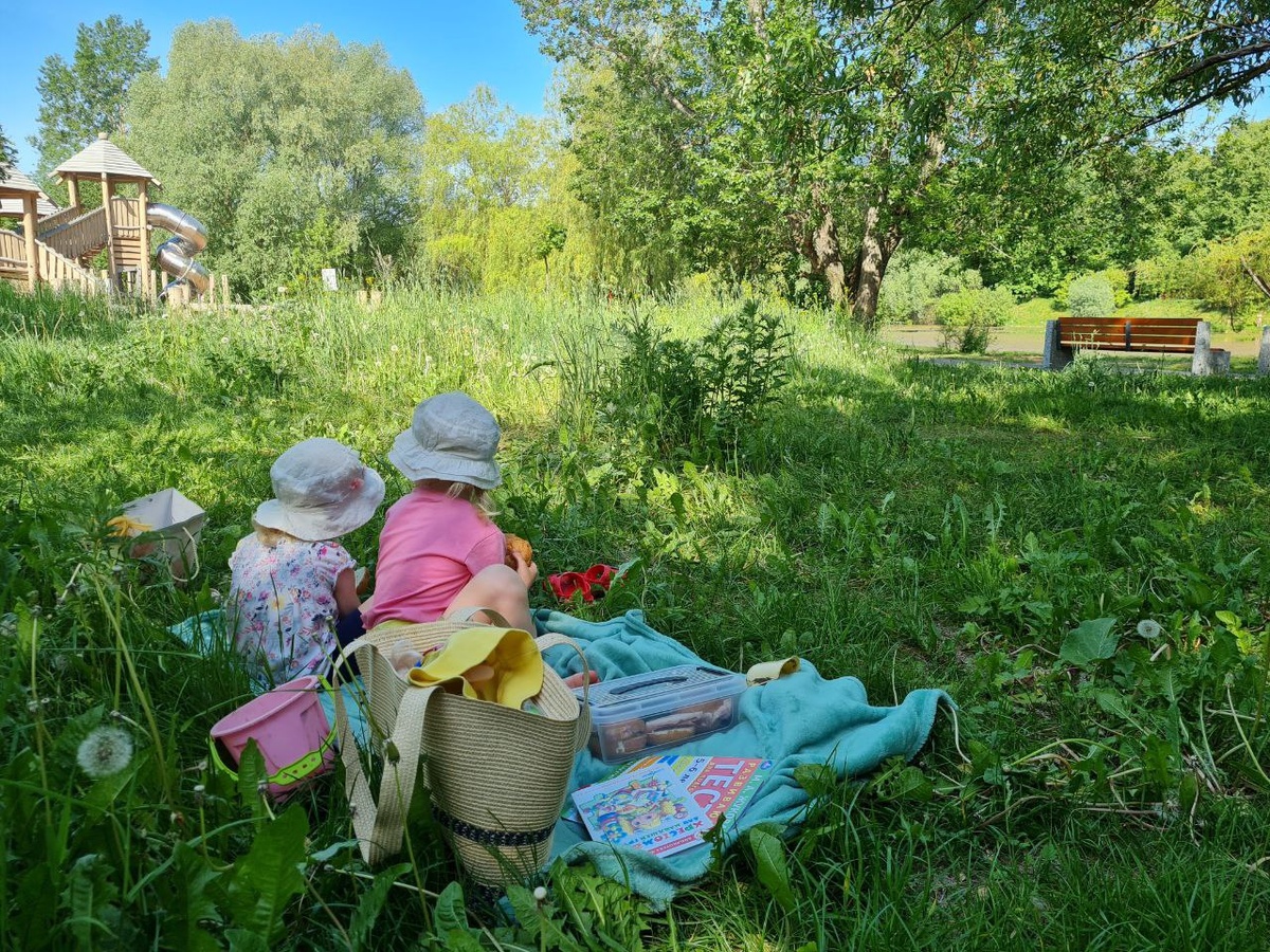 Термос, сушки, легкий перекус, книжки - и у детей останутся веселые и теплые воспоминания.