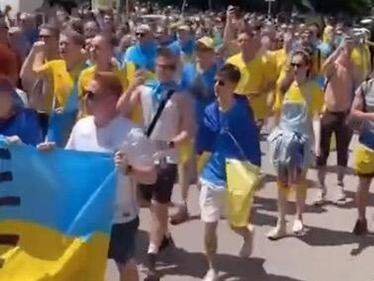    Шествие украинских болельщиков к стадиону в Мюнхене© Политика Страны/Telegram