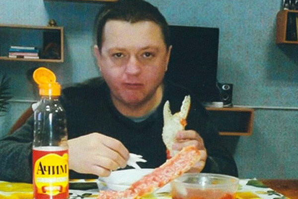    Член банды «цапков» Вячеслав Цеповяз ест краба в ИК Амурской области / Mzk1.ru