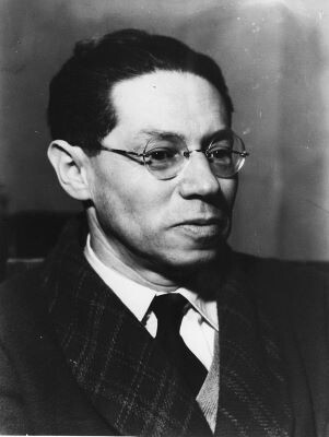 Фотография взята отсюда: https://ru.wikipedia.org/wiki/%D0%A4%D0%B5%D0%B9%D1%85%D1%82%D0%B2%D0%B0%D0%BD%D0%B3%D0%B5%D1%80,_%D0%9B%D0%B8%D0%BE%D0%BD#/media/%D0%A4%D0%B0%D0%B9%D0%BB:Lion_Feuchtwanger.jpg