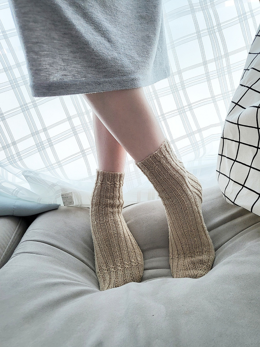 Носки из однотонной пряжи спицами