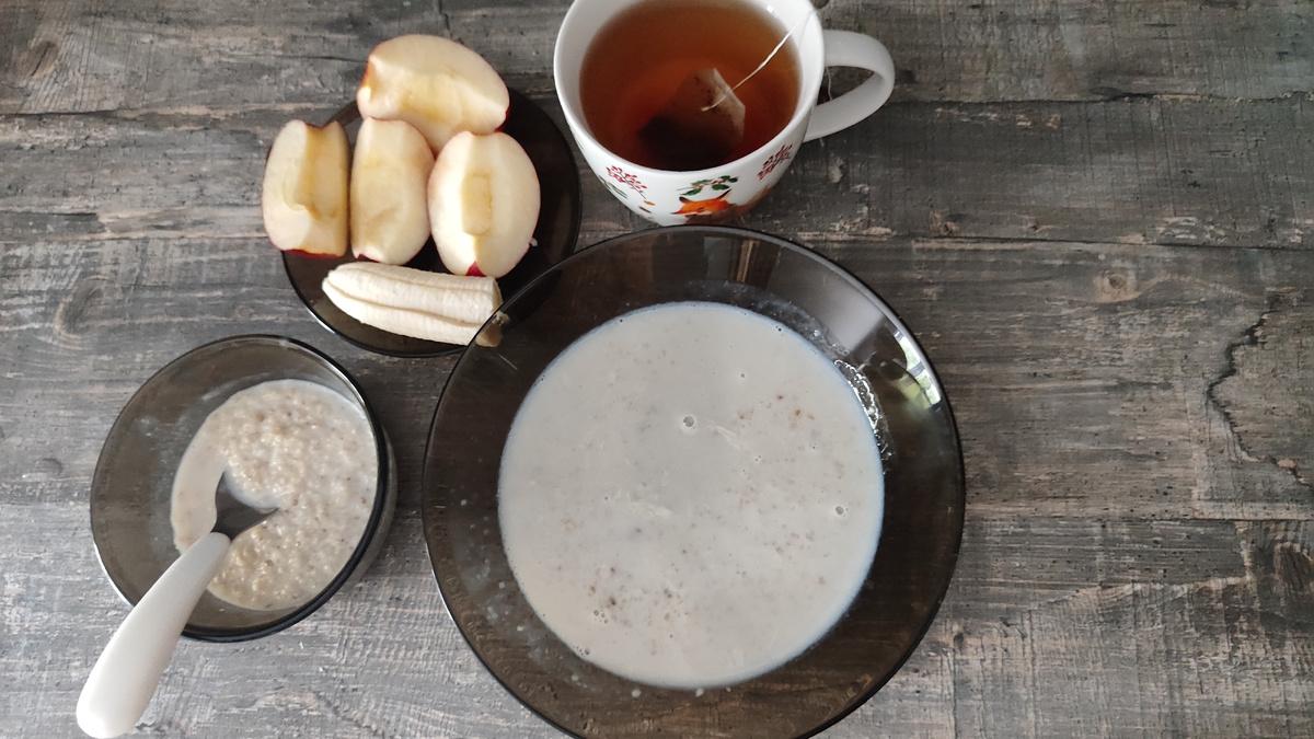 Каша, яблоки, банан, чай
