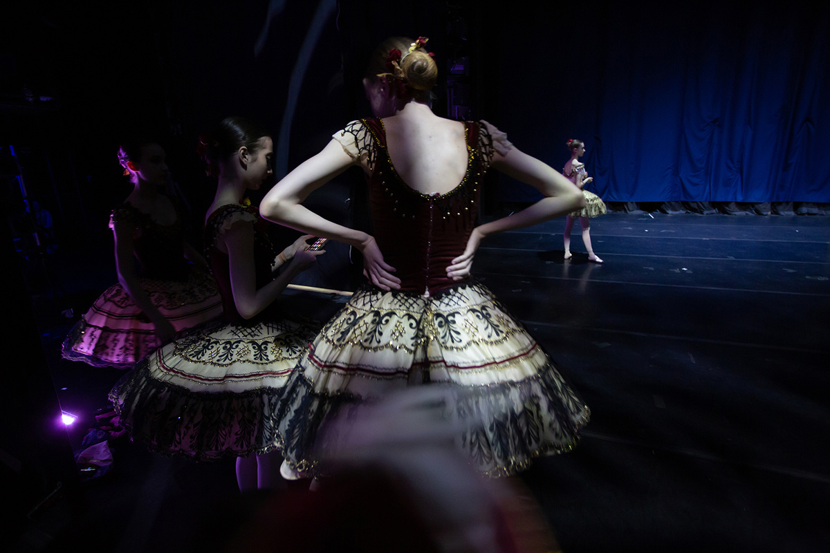 Это ещё не закулисье. Задолго до начала спектакля занавес закрывают и артисты выходят на сцену, чтобы разогреться и прогнать фрагменты своего выступления.