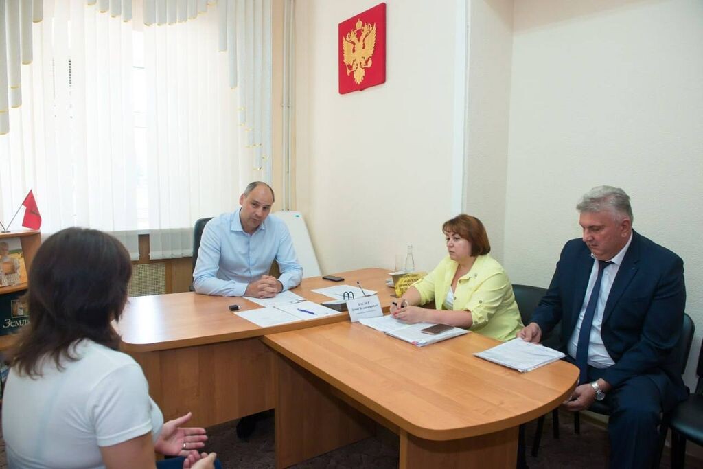    С начала года жители Оренбургской области направили в органы власти почти 57 тысяч обращений. Как попасть на прием к Денису Паслеру?