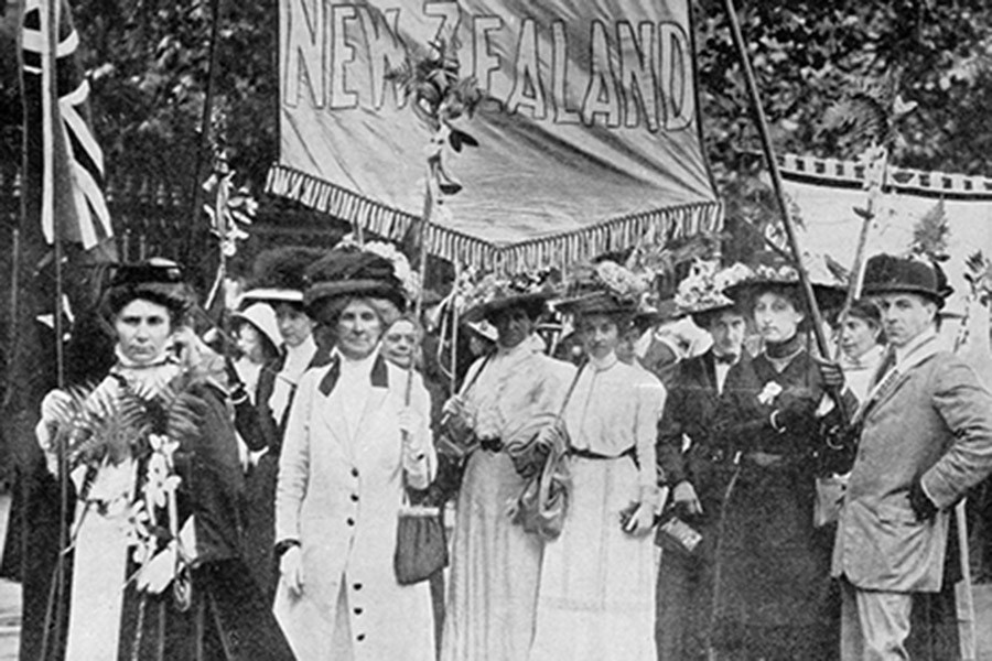 Новозеландские дамы на митинге за право всеобщего голосования