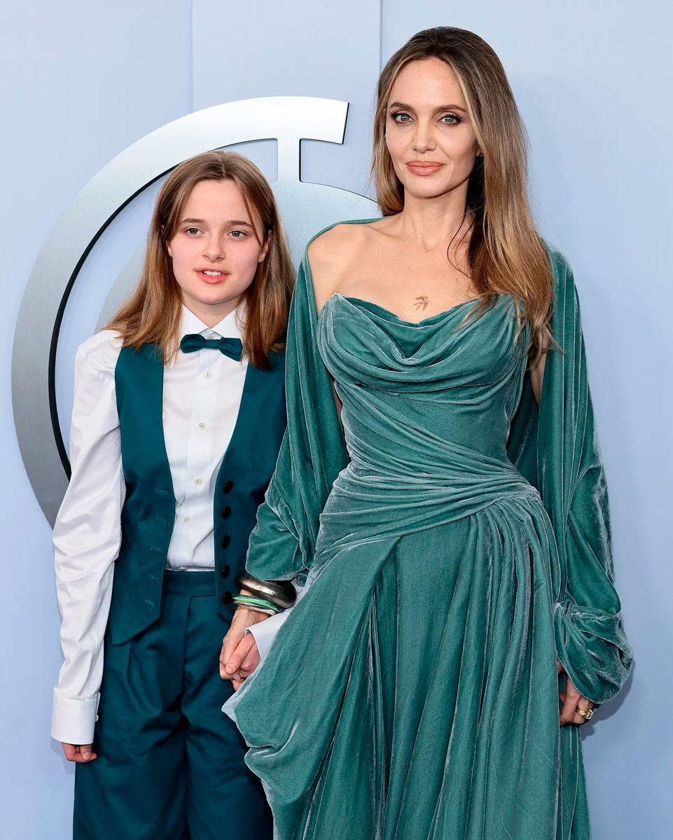 Вивьен Джоли-Питт вышла на красную дорожку вместе с Анджелиной в это воскресенье на главной церемонии Бродвея. Дуэт матери и дочери выбрал похожие образы в неожиданном цвете.