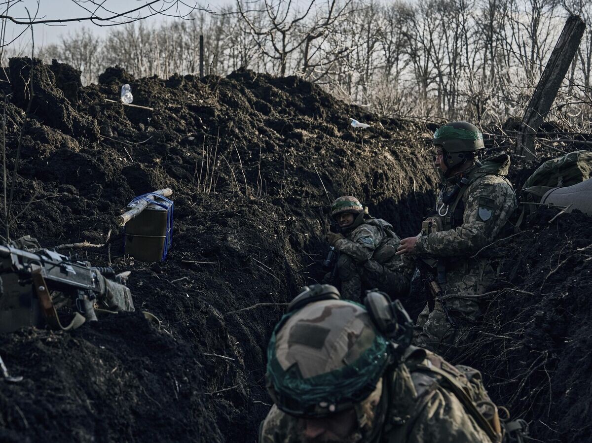    Украинские военные в районе Артемовска (Бахмута)© AP Photo / LIBKOS