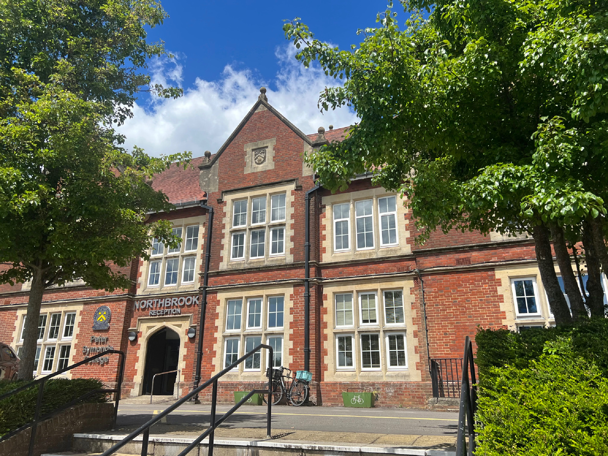 Государственный колледж Peter Symonds в Винчестере с хорошей репутацией, сюда каждый день приезжает сотни студентов со всего графства, также есть возможность проживания в колледже. Фотография из личного архива. 