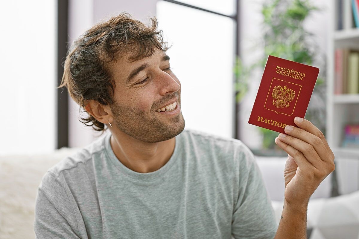 Для фото на паспорт конкретный перечень требований. Так что фантазия и удачно поставленный кадр — это про другое. Источник: shutterstock.com📷
