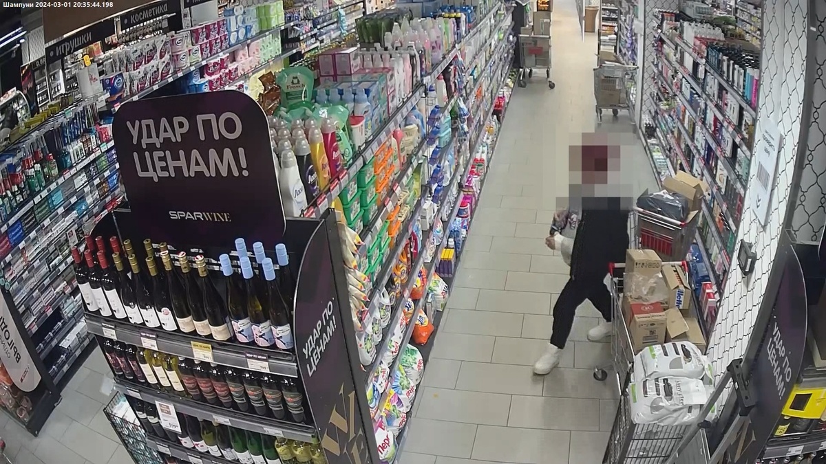    В Ивановской области поймали девушку, стащившую из магазина манекен