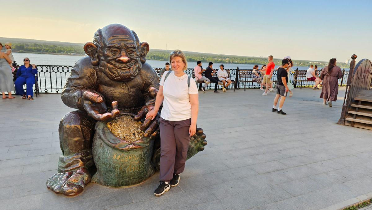 Бронзовая статуя забавного старичка Лукьяна в Перми