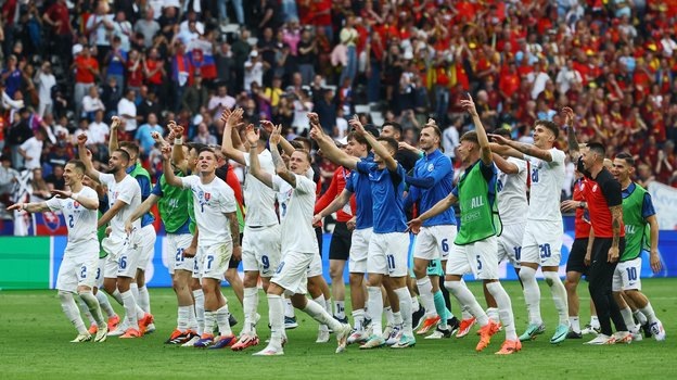    Футболисты сборной Словакии благодарят фанатов за поддержку. Reuters