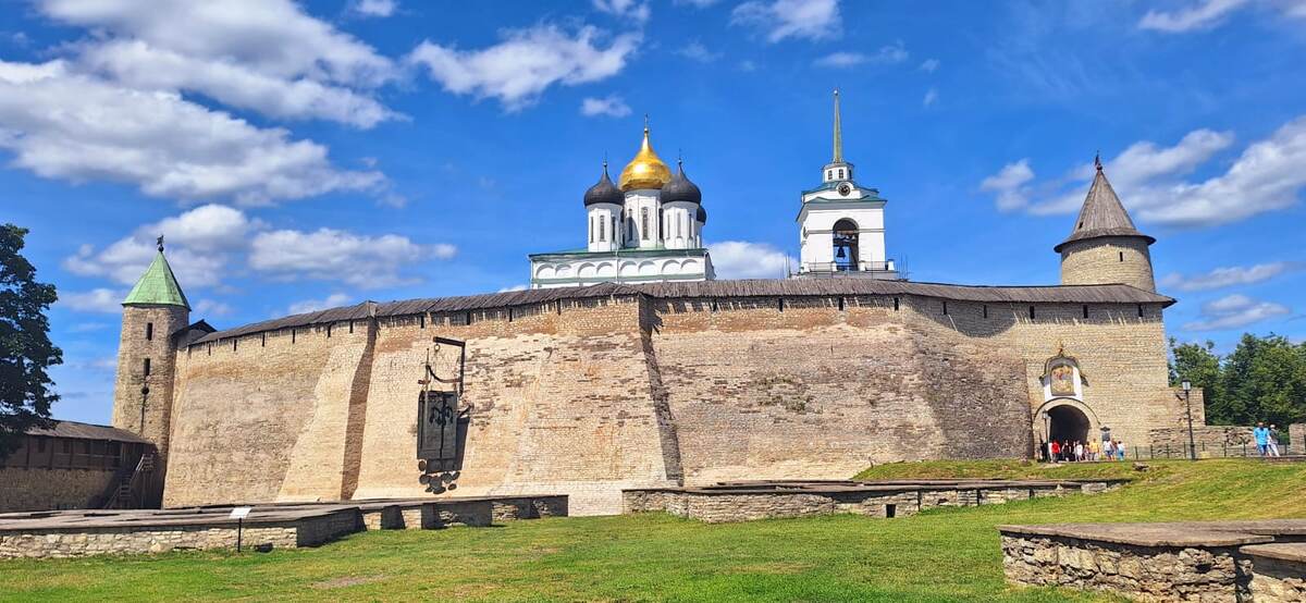 Вид на Псковский Кром из "Довмонтова города", о нём вы узнаете ниже. Я это место назвал цитаделью) 