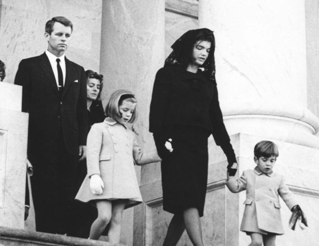 Роберт Кеннеди и Жаклин с детьми