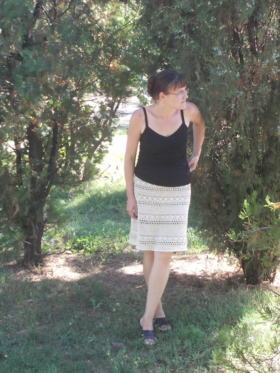 Ваша покорная слуга в описанные  ниже  времена, летом, в юбке, связанной крючком впервые совершенно самостоятельно))).