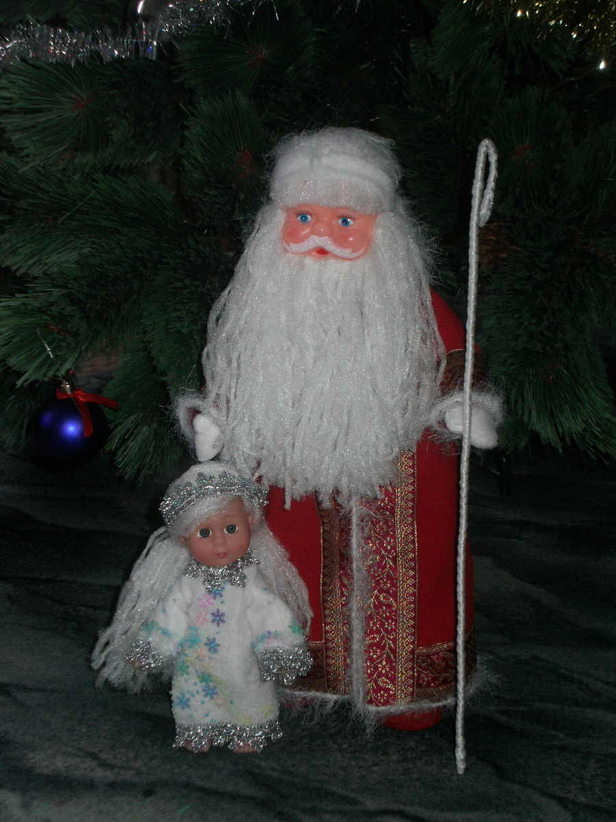 Вот такое куклоделие на благо семьи). О том, как и из чего сделан Дед Мороз - расскажу как-нибудь).