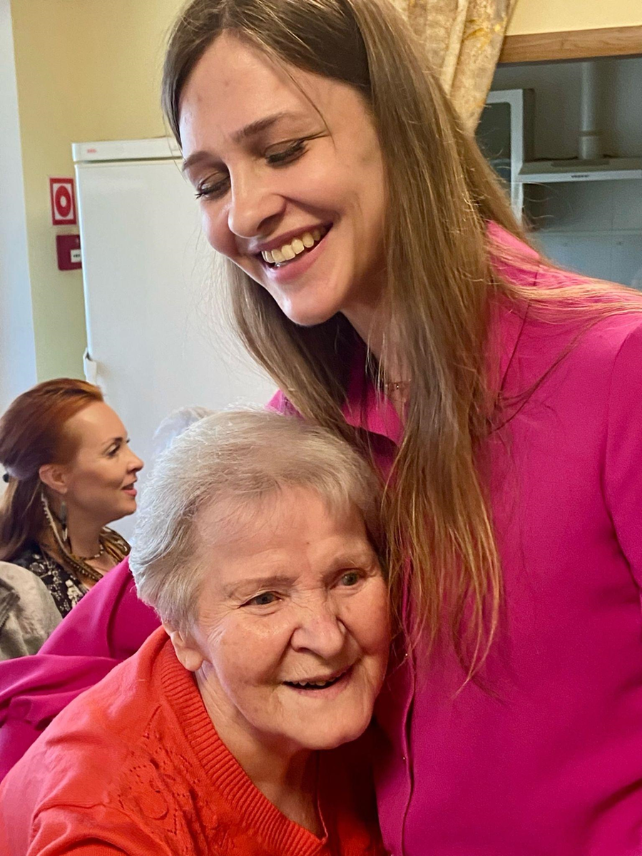 Нашим любимым старичкам так важны простые человеческие объятия