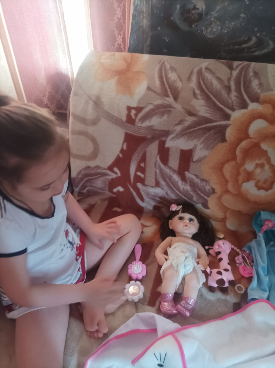 Саша играет со своей новой куклой