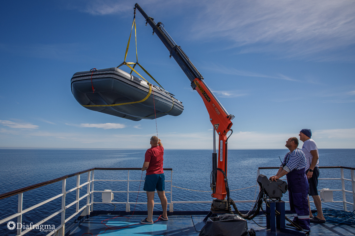 Подготовка водолазного катера для проведения работ по изучению затонувшего объекта