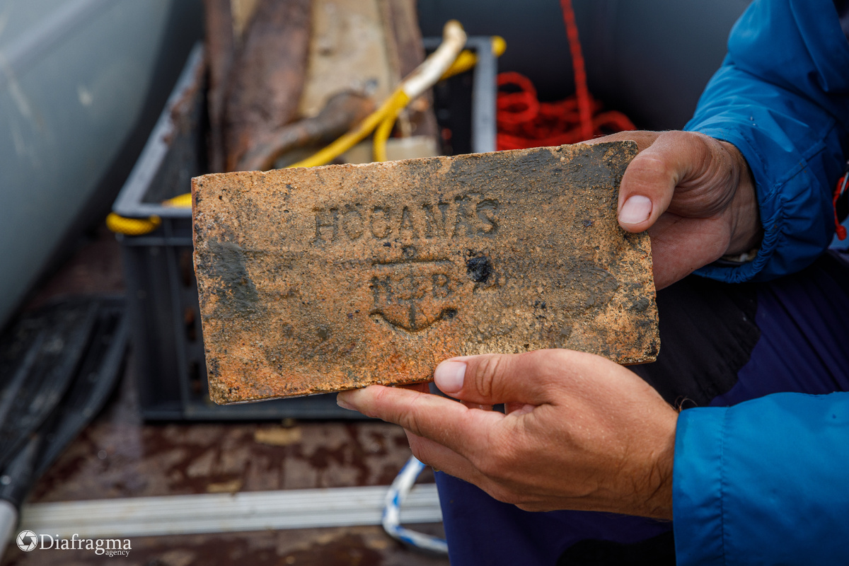 Найденный на затонувшем судне кирпич с клеймом