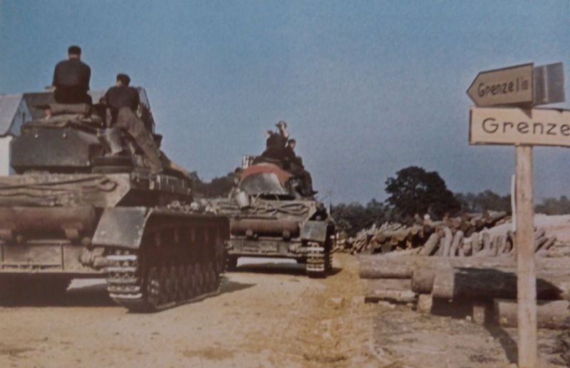 Немецкие танки Pz.Kpfw. IV направляются к советско-германской границе, июнь 1941 года.