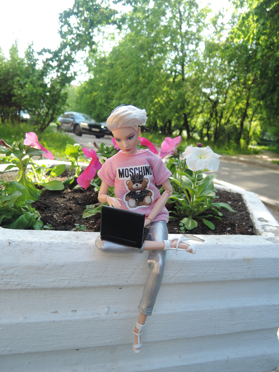 Barbie Looks #8 в футболке с принтом