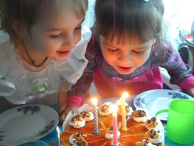 Младшие мои девочки.