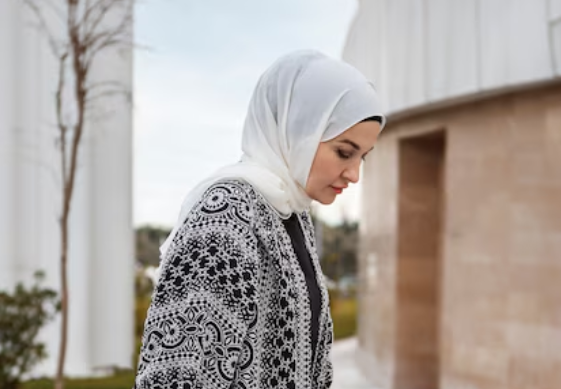 К слову, даже к хиджабам в России относятся с подозрением. И власти той же Чечни советуют женщинам, выезжая за пределы региона, отказываться от такого костюма.  Фото: Freepik.com 