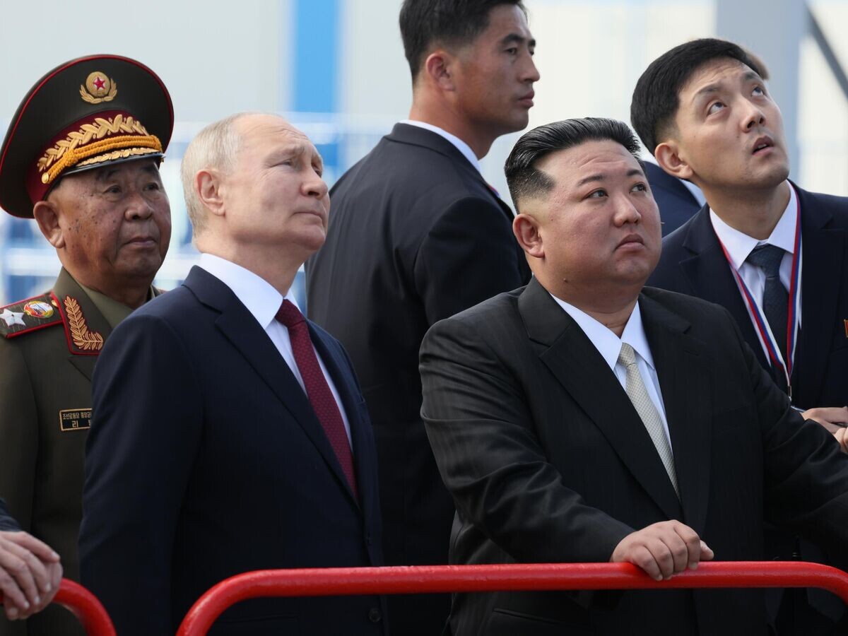    Президент РФ Владимир Путин и председатель Государственного совета КНДР Ким Чен Ын на космодроме Восточный© РИА Новости / POOL