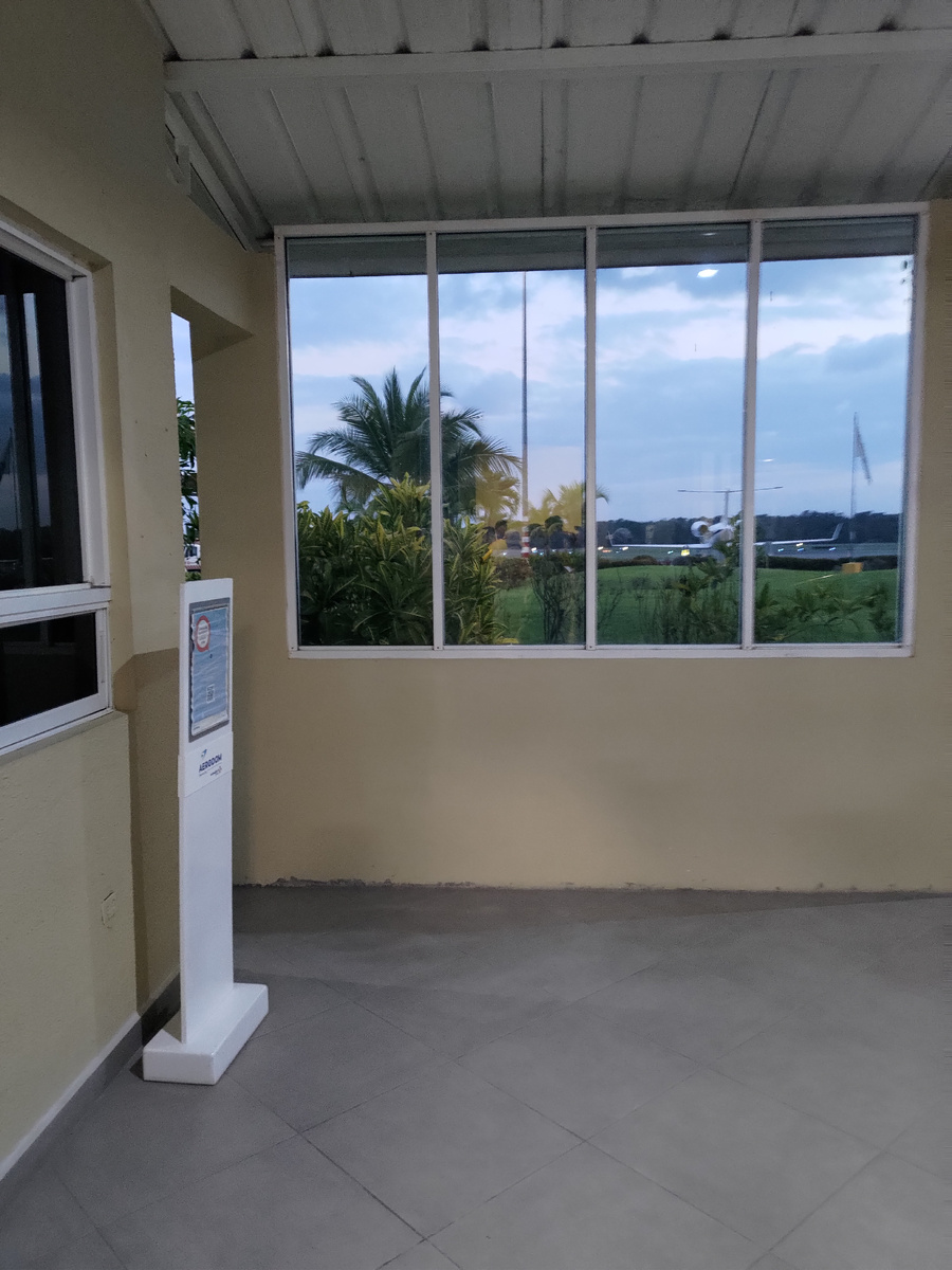 Аэропорт Доминиканы, около 18 часов вечера, через несколько минут резко стемнеет.