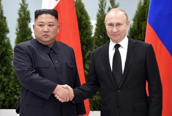    Президент РФ Владимир Путин и председатель Государственного совета КНДР Ким Чен Ын во время встречи