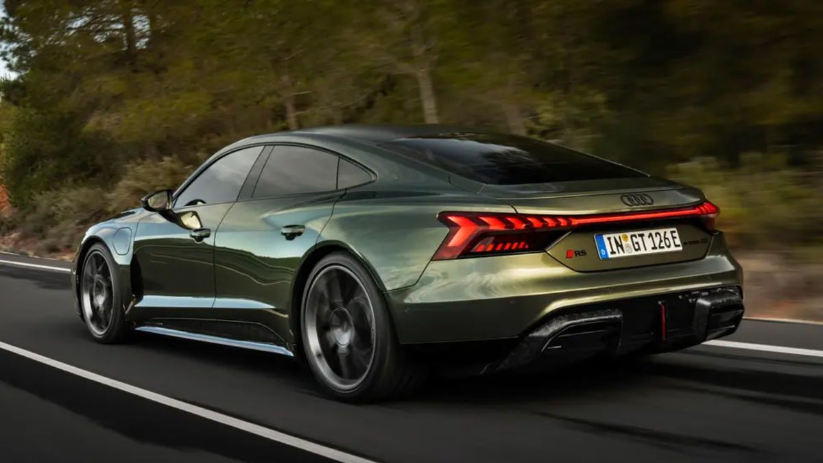 Электрическая силовая установка нового Audi RS e-Tron GT Performance выдаёт 900 л. с., а до сотни такая Машина "выстреливает" всего за 2,5 секунды!
