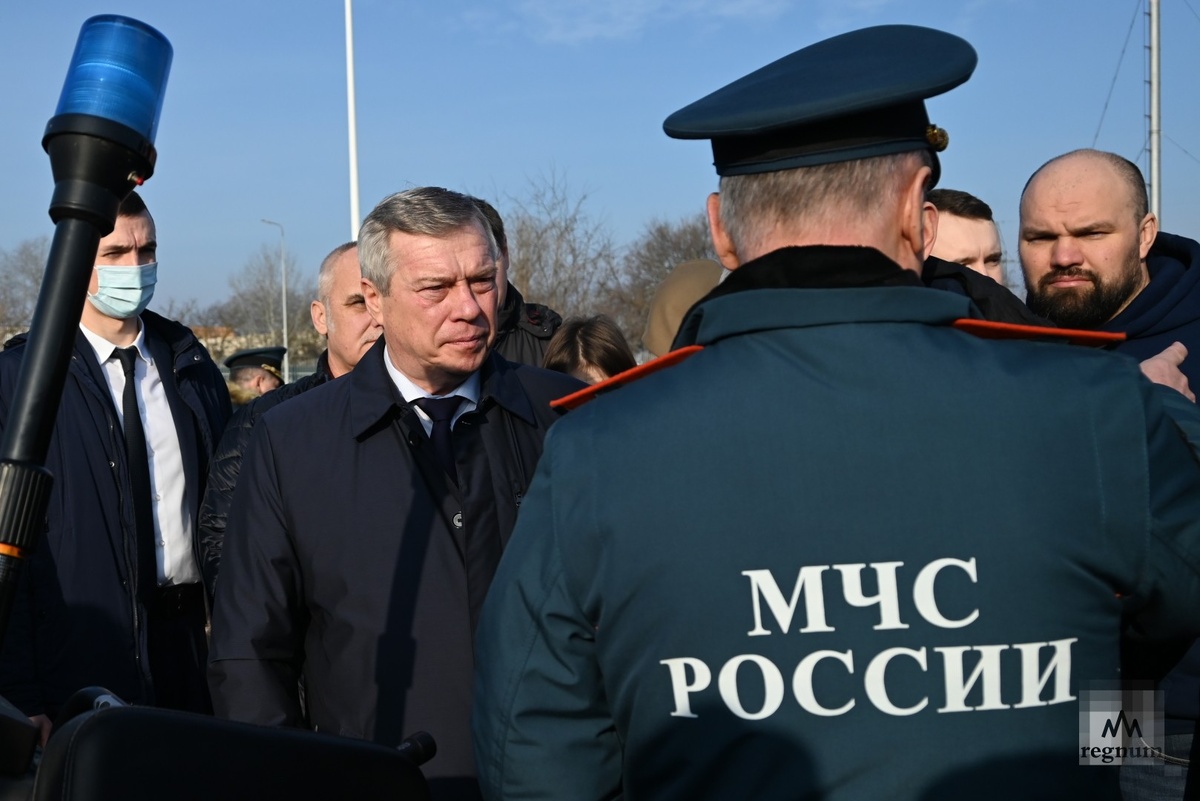    Губернатор Ростовской области Василий Голубев во временном логистическом центре Александр Погожев © ИА REGNUM