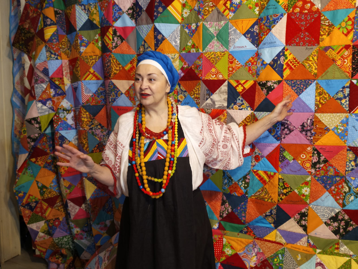 Рязанцам показали готовое «Есенинское лоскутное одеяло»  Фото Димитрия Соколова и Татьяны Кармашовой https://rv-ryazan.ru/ryazancam-pokazali-gotovoe-eseninskoe-loskutnoe-odeyalo/