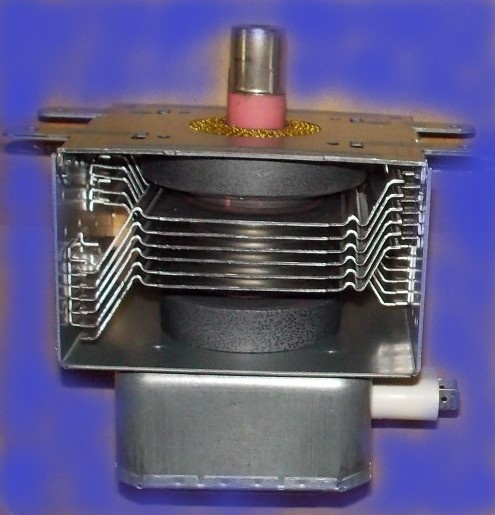 Магнетрон от микроволновки. Через него прокачивается воздух для охлаждения.