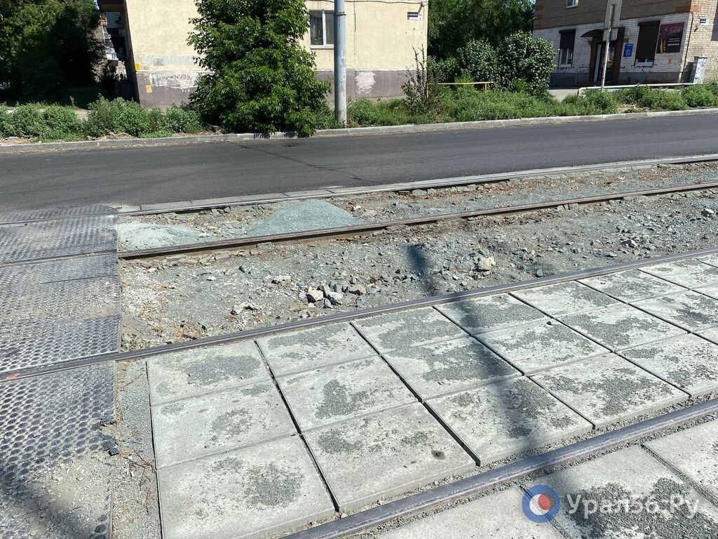    Песок в расчетах превратился в горную пыль на деле? Как идет укладка плитки между трамвайными рельсами в Орске
