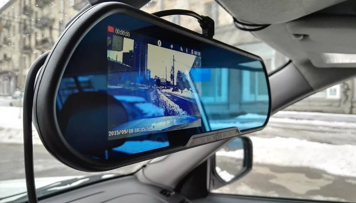 Сегодняшний рейтинг посвящен самым лучшим видеорегистраторам-зеркалам с двумя камерами 2024/2025 модельных год, которые официально представлены на рынке в России.