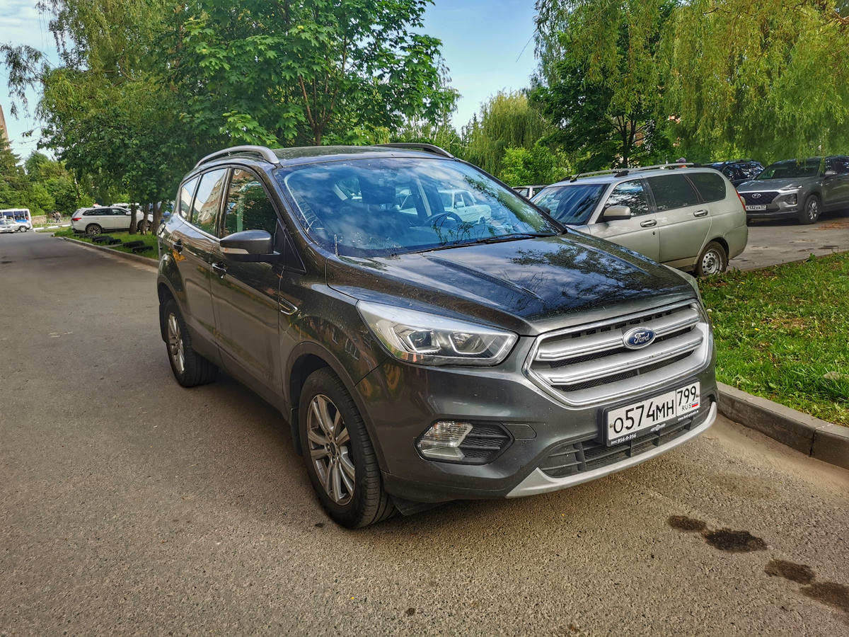 Автомобиль Ford Kuga. Октябрьская улица.