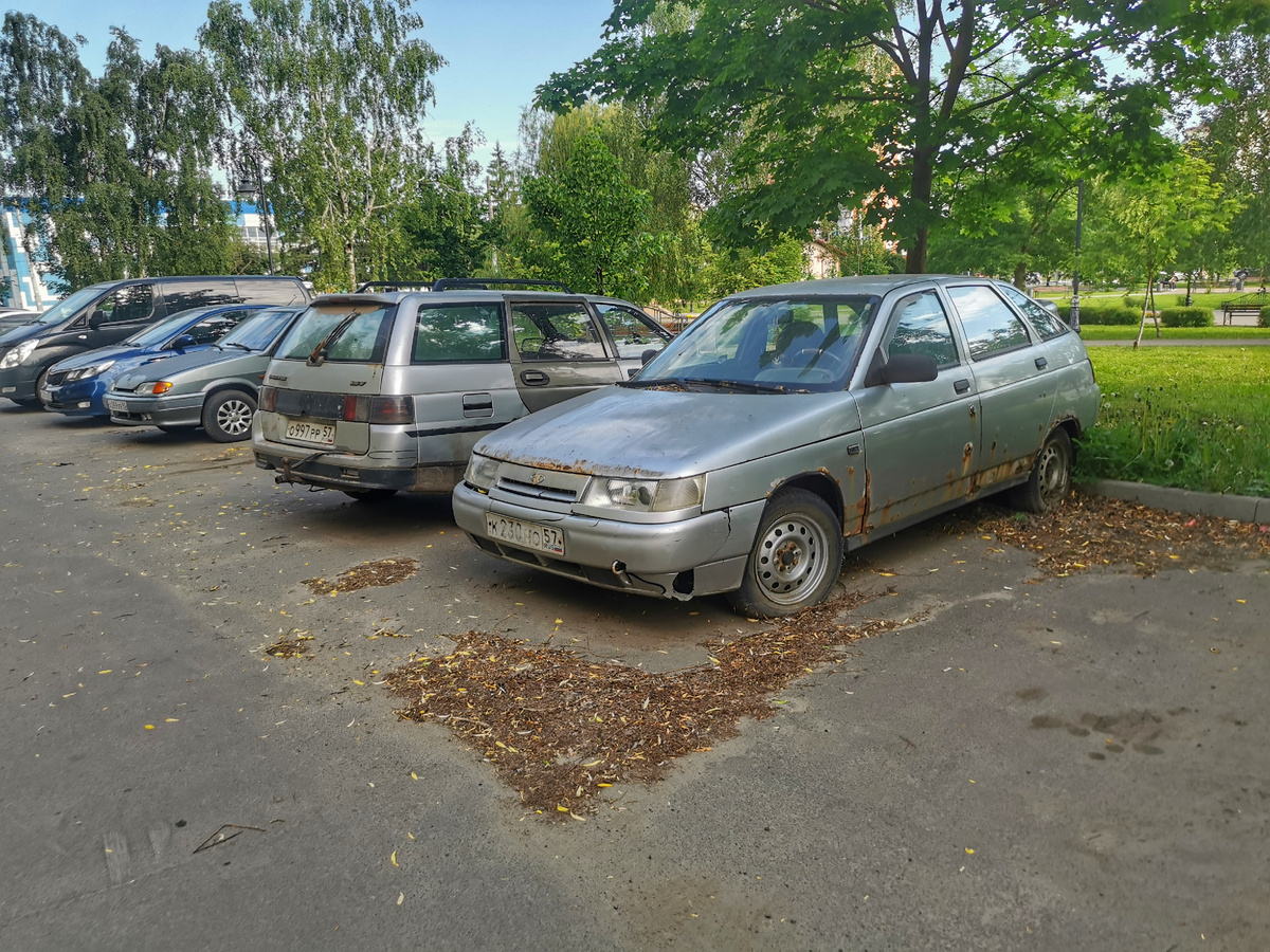 Автомобиль ВАЗ-2112, а за ним - ВАЗ-21113. Октябрьская улица.