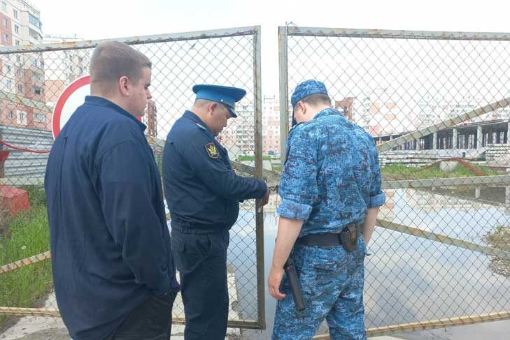    На 90 суток приостановлены работы на стройплощадке школы в Ленинском районе. Фото УФССП России по Новосибирской области.