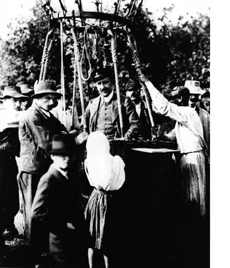 Гесс приземляется после своего полета на воздушном шаре в 1912 году