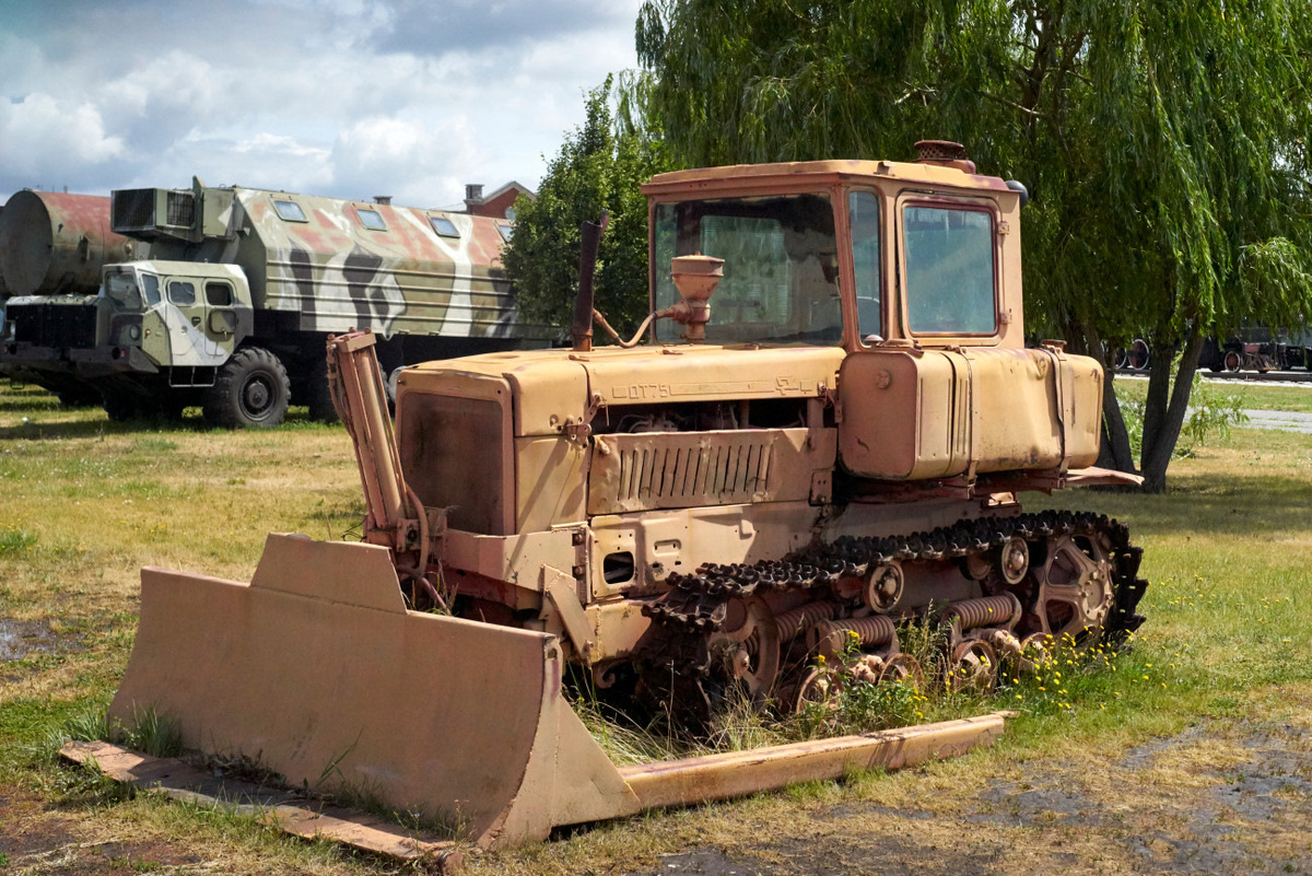 Модернизированный универсальный гусеничный трактор ДТ-75М. ЗА счёт увеличенного бака на левом борту получил прозвище "Почтальон". 