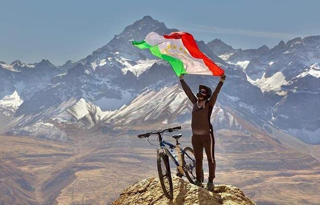 Таджикская кикбоксерка Зухро Холова с велосипедом на высоте 3375 м Фото: sports.tj