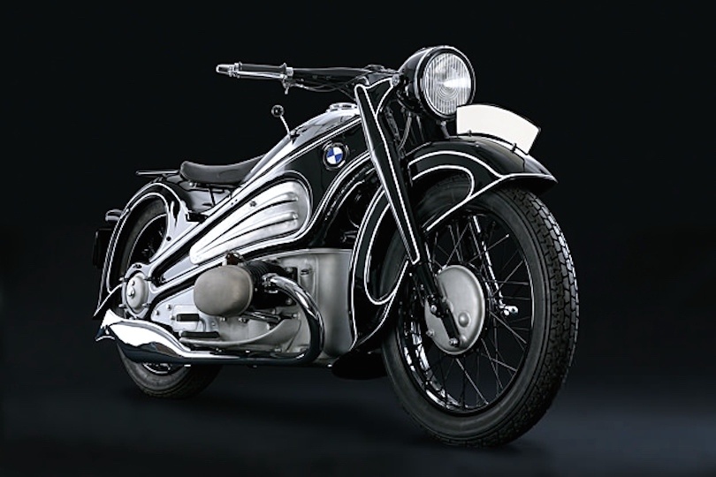 Виден рычаг переключения КПП "автомобильного типа"