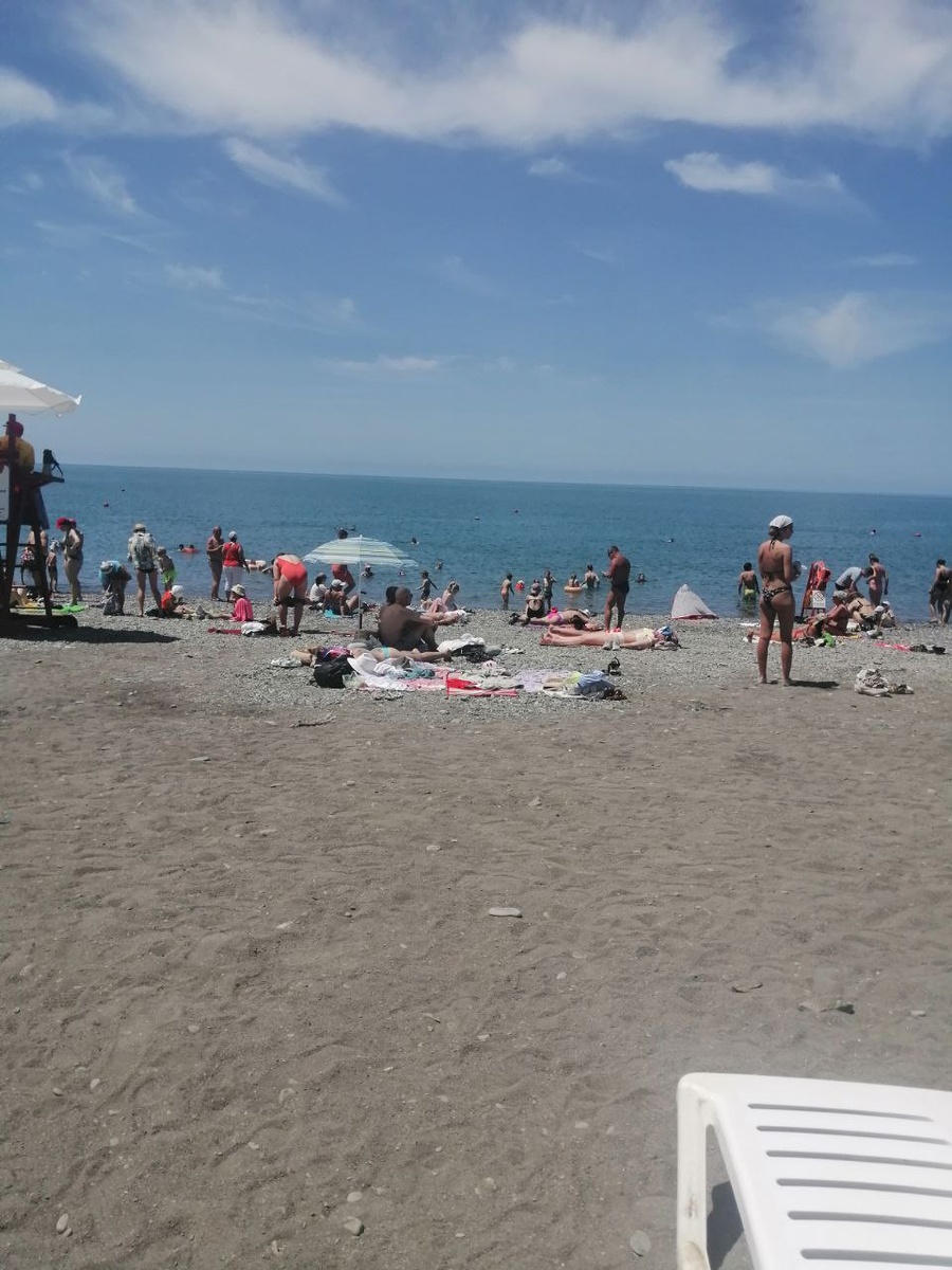 Вот так выглядит пляж, на фото кажется, что народу не так много, но это иллюзия;)