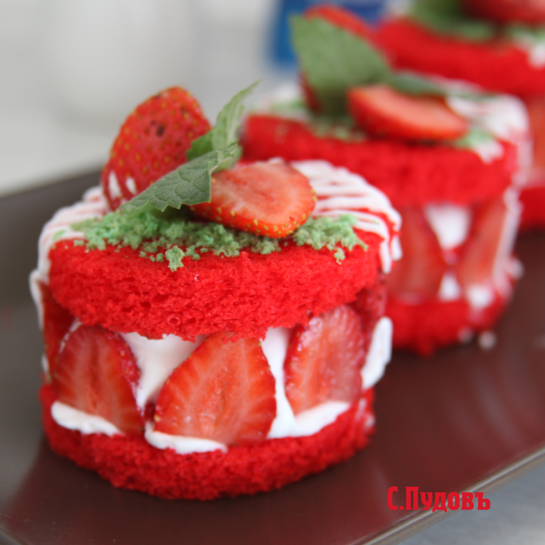 Пирожное бисквитное «Клубника со сливками»